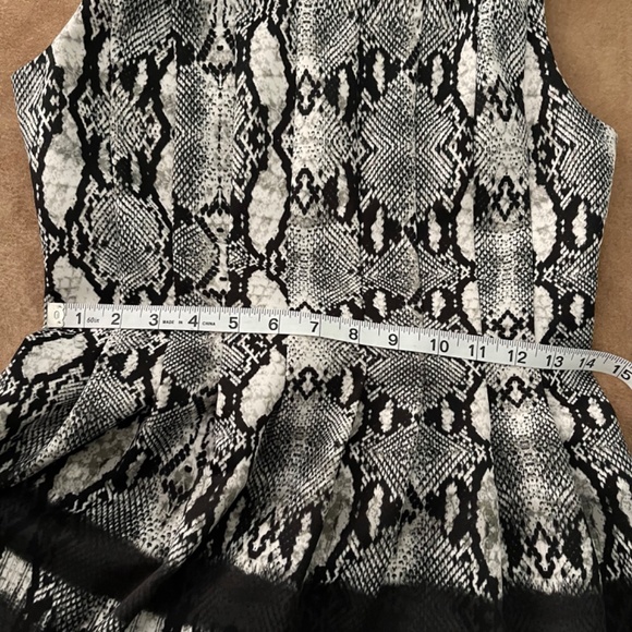 Vince Camuto Abstract Print Dress with Pockets Size 6 - Picture 12 of 14